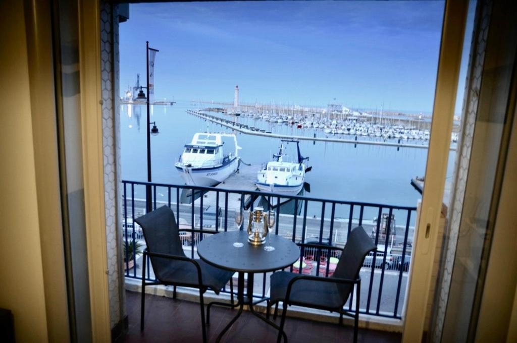 "Luigi" Balcon Sur La Mer Et Le Port De Sete Exterior photo